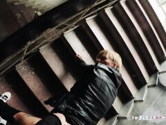 Enthousiasteling, Blond, Sperma in mond, Moeder, Gezichtspunt, Openbaar, Tatoeage, Nat