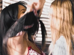 Tetas grandes, Rubia, Morena, Hd, Besar, Lesbiana, Pezones, Trio