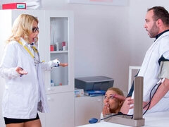 In den arsch, Grosser schwanz, Blondine, Blasen, Arzt, Hundestellung, Frau frau mann, Krankenschwester
