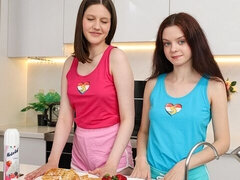 18 jahre, Grosser arsch, Fingern, Küssen, Lesbisch, Lecken, Lingerie, Natürlichen titten