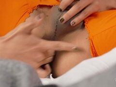 Grote mammen, Gebondenheid, Sperma in gezicht, Handbeurt, Latijnse vrouw, Billekoek, Tatoeage, Nat