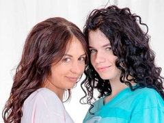 69, Sucer une bite, Brunette brune, En levrette, 2 femmes 1 homme, Maigrichonne, Adolescente, Plan cul à trois