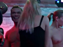 Enthousiasteling, Pijpbeurt, Naakte man aangeklede vrouw, Tsjechisch, Handbeurt, Orgie, Feest, Zuigen