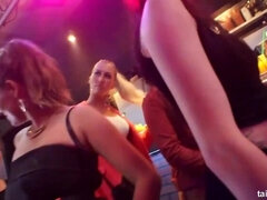 ブロンド, 着衣女と全裸男, イマラチオ, 顔射, グループ, 毛深い, レズビアン, オージー