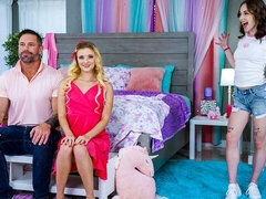 Kont, Grote lul, Pijpbeurt, Vriendje, Hondjeshouding, 1 man 2 vrouwen, Mager, Tieten likken