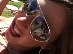 Amateur, Tetas grandes, Bikini, Morena, Gafas, Casero, Al aire libre, Perforación