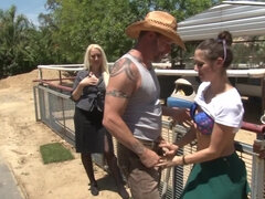 Blondine, Blasen, Braunhaarige, Tochter, Aufs gesicht abspritzen, Hardcore, Milf