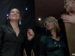 Blonde, Sucer une bite, Habillées, Doigter, Branlette thaïlandaise, Fête, Satin, Nénés