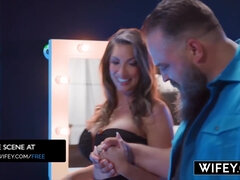 Gros seins, Brunette brune, En levrette, Face assise, Interracial, Chatte, Gicler, Tatouage