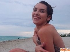 Strand, Blasen, Braunhaarige, Fingern, Nackt, Pov, Rasiert, Jungendliche (18+)