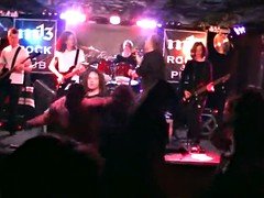 Homme nu et filles habillées, Nue  à poil, Public