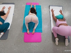 18 ans, Gros cul, Sucer une bite, Brunette brune, En levrette, Interracial, Maigrichonne, Adolescente