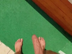 Blondine, Sperma im mund, Füsse, Fußfetisch, Selbstgemacht, Reif, Im freien, Pool