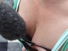 Brunette brune, Masturbation, De plein air