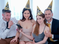 Grosser arsch, Grosser schwanz, Grosse titten, Blasen, Hundestellung, Flotter vierer, Dürr, Jungendliche (18+)