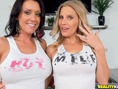 18 jahre, Grosse titten, Fingern, Lesbisch, Masturbation, Muschi, Rasiert, Entkleiden