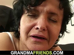 Blasen, Kehlenfick, Behaart, Milf, Mutti, Realität, Stiefmutter, Flotter dreier