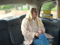 Rubia, Mamada, Coche, Pareja, Polla, Masturbacion con pies, Peludo, Sorpresa