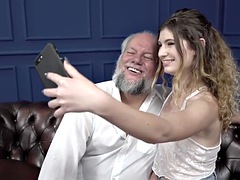 Pijpbeurt, Bruinharig, Handbeurt, Zuigen, Tiener, Tieten likken