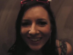 18 ans, Grosse bite, Brunette brune, Tir de sperme, Faciale, Naturelle, Petite femme, Nénés