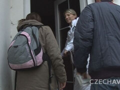 Grosser arsch, Blasen, Hundestellung, Doppelpenetration, Handjob, Milf, Mann mann frau, Rasiert