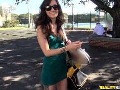 Grosse bite, Sucer une bite, Brunette brune, En levrette, Seins naturels, Cheveux courts, Maigrichonne, Nénés