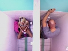 Culo, Cuarto de baño, Rubia, Sexo duro, Público, Adolescente, Tetas, Inodoro
