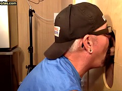 素人, 顔射, ゲイ, のぞき穴, 手コキする, 熟年, 淫乱熟女, タトゥー