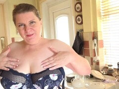 Gorda, Británico, Tetona, Ama de casa, Cocina, Masturbación, Mamá, Chupando