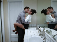 Américain, Salle de bains, Brunette brune, Tir de sperme, Léchez, Bureau, Petite femme, Jarretelles