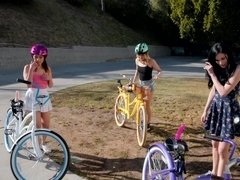 Блондинки, Брюнетки, Дилдо, Хд, Лизание, Натуральные сиськи, Втроем, Игрушки