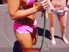 Rubia, Morena, Coche, Al aire libre, Público, Chupando, Trio, Tetas