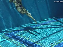 美女, ブロンド, プール, 公共, ロシア人, 一人, ティーン, オッパイの