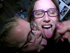 Blasen, Braunhaarige, Spermaladung, Gruppe, Hd, Milf, Natürlichen titten, Party