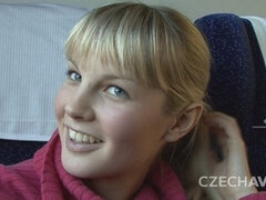 Enthousiasteling, Grote mammen, Blond, Aangekleed, Masturbatie, Gezichtspunt, Openbaar, Trein