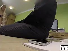 Vip4k. l'agent a hâte de pousser sa nibble dans l'adorable chatte de blanche