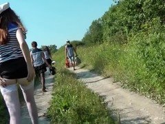 Sucer une bite, Brunette brune, Groupe, De plein air, Rousse roux, Jarretelles, Plan cul à trois