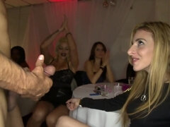 Blondine, Blasen, Braunhaarige, Spermaladung, Aufs gesicht abspritzen, Handjob, Latina, Flotter dreier