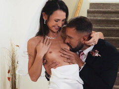 Sucer une bite, Mariée, Brunette brune, En levrette, Fétiche, Seins naturels, Plan cul à trois, Mariage