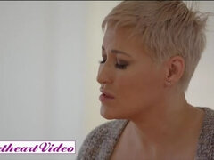 Bruinharig, Dochter, Lesbisch, Moeder, Orgasme, Klein, Tieten likken, Nat