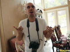 アメリカ人, お尻, 舞台裏, デカパイ, 顔射, 指いじり, なめる, プール