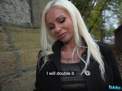 Grosser schwanz, Blondine, Blasen, Hardcore, Im freien, Piercing, Pov, Tätowierung