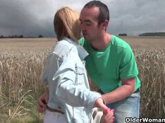 Pijpbeurt, Oudere vrouw, Sperma shot, Rijpe lesbienne, Moeder die ik wil neuken, Moeder, Buiten, Openbaar