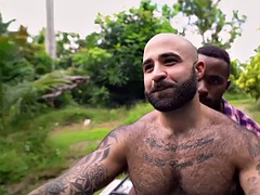 Grosse bite, Noire, Noir ébène, Homosexuelle, Poilue, Interracial, De plein air, Tatouage