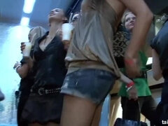 着衣女と全裸男, ヨーロピアン, グループ, 異人種間, 淫乱熟女, パーティ, ストッキング, スインガー