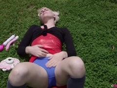脇の下, ブロンド, 毛深い, オナニー, アウトドア, 小柄, スカート, 一人