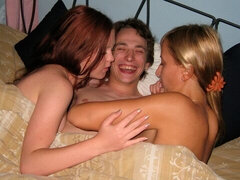 Leie, Grosse titten, Blasen, Hundestellung, Frau frau mann, Küssen, Natürlichen titten, Flotter dreier