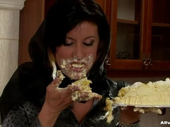 Grote mammen, Bruinharig, Vrouwen gevecht, Eten, Natuurlijke tieten, Douche, Tieten likken, Nat