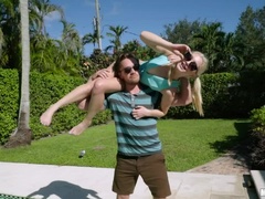 Amerikanisch, Arsch, Hundestellung, Piercing, Pool, Pov, Kurzes haar, Titten