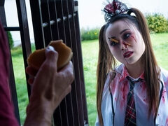 Asiatique, Sucer une bite, Brunette brune, Branlette thaïlandaise, Jupe, Jarretelles, Adolescente, Plan cul à trois